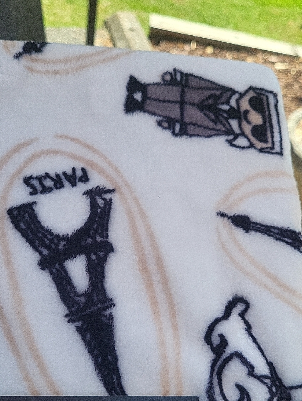 Karl Lagerfeld Black & White Milky Plush Throw Packaging - Picture 4 of 8